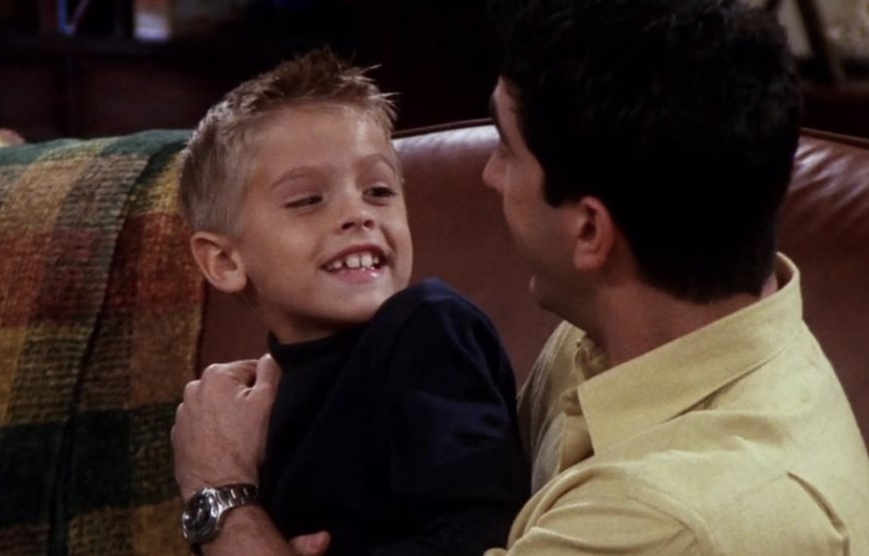 David Schwimmer (Ross) y Cole Sprouse (Ben) en un captulo de Friends