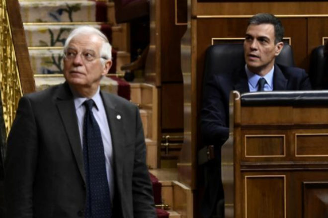 Josep Borrell y Pedro Snchez, durante un Pleno en el Congreso de los...