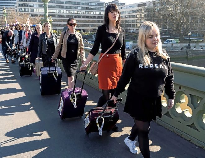Manifestantes con maletas para simbolizar a las mujeres que viajan...