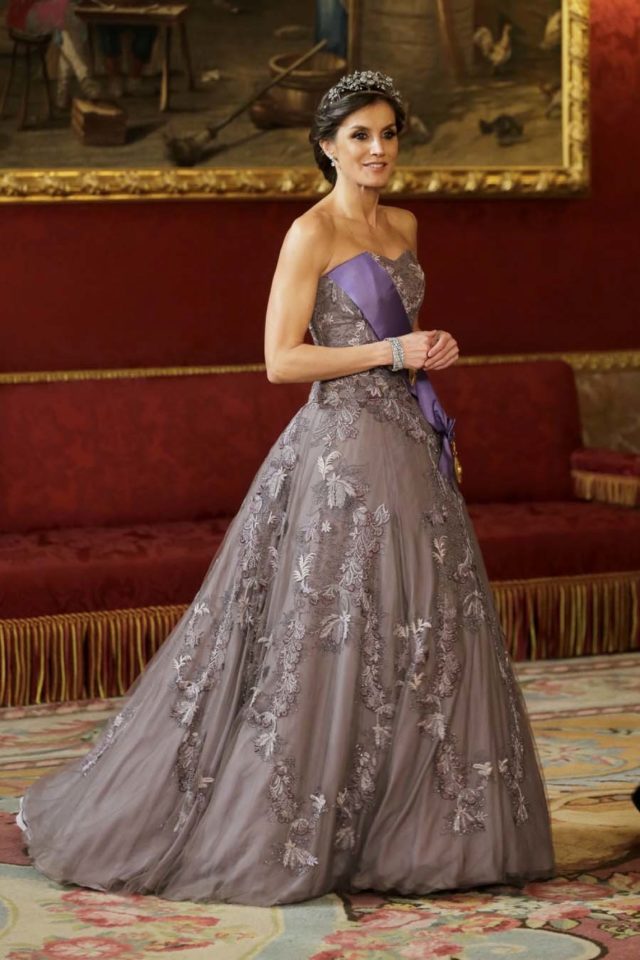 Letizia con un vestido de gala de Felipe Varela que estrenó en 2011 | Moda  | EL MUNDO