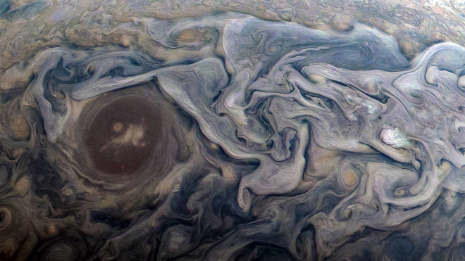 Vista desde la nave espacial Juno de la NASA del  el hemisferio norte...