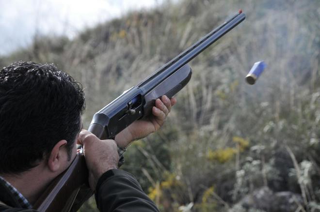 Un hombre dispara durante una jornada de caza en Antequera (Mlaga).