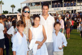 Luis Alfonso de Borbón y Margarita Vargas, con sus tres hijos mayores, en una imagen del pasado verano.