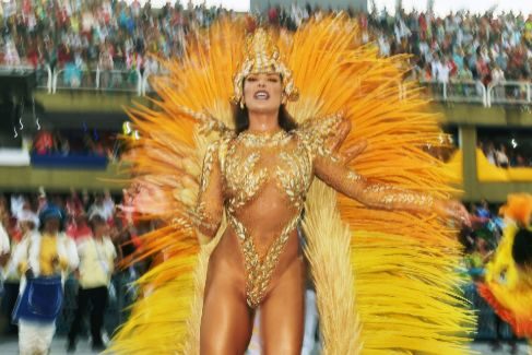 Un cura en el Sambdromo: "El Carnaval es igual que ver una escultura de una mujer desnuda"