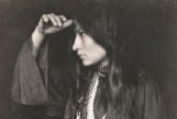La escritora sioux Zitkala-a retratada  por Gertrude Ksebier en 1898.