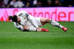 Gareth Bale, en el suelo, durante el partido contra el Ajax.