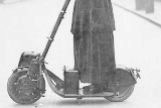 La sufragista britnica Florence Norman con su monopatn motorizado.