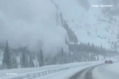 Una avalancha irrumpe en mitad de la carretera