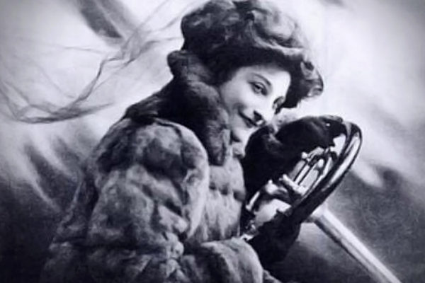 Dorothy Levitt, al volante, es decir, en su estado natural