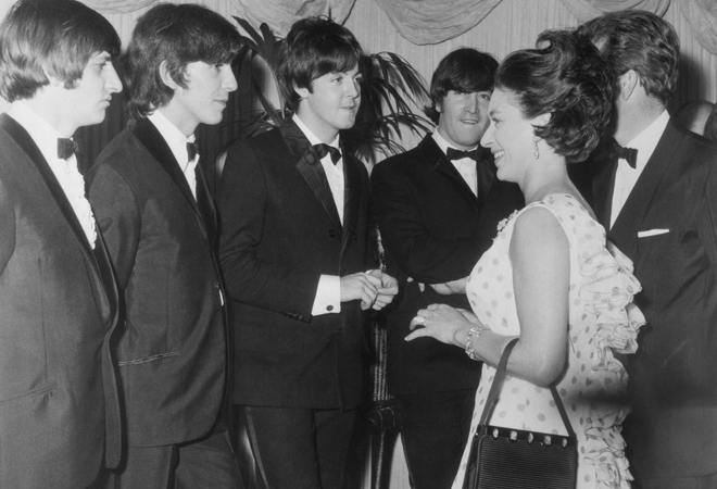 La princesa Margarita saluda a los Beatles.
