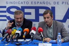 l delegado del Sindicato de Pilotos (Sepla) en Air Europa , Jos Roncero (i), el vicesecretario de Sepla,Rafael Delmas (d) , durante la rueda de prensa en la sede del SEPLA en Madrid con motivo del asalto a una tripulacin de Air Europa este sbado en Caracas.