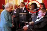 Patricia Dowdy y Stephen Hawking junto a la reina Isabel II.