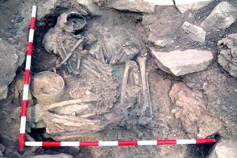 Enterramiento de la Edad del Bronce en Castillejo del Bonete (Ciudad Real). El hombre tiene ascendencia de la estepa y la mujer es genticamente similar a los ibricos anteriores al Neoltico tardo.
