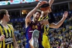 Los triples de Sloukas frustran al Barcelona en Estambul