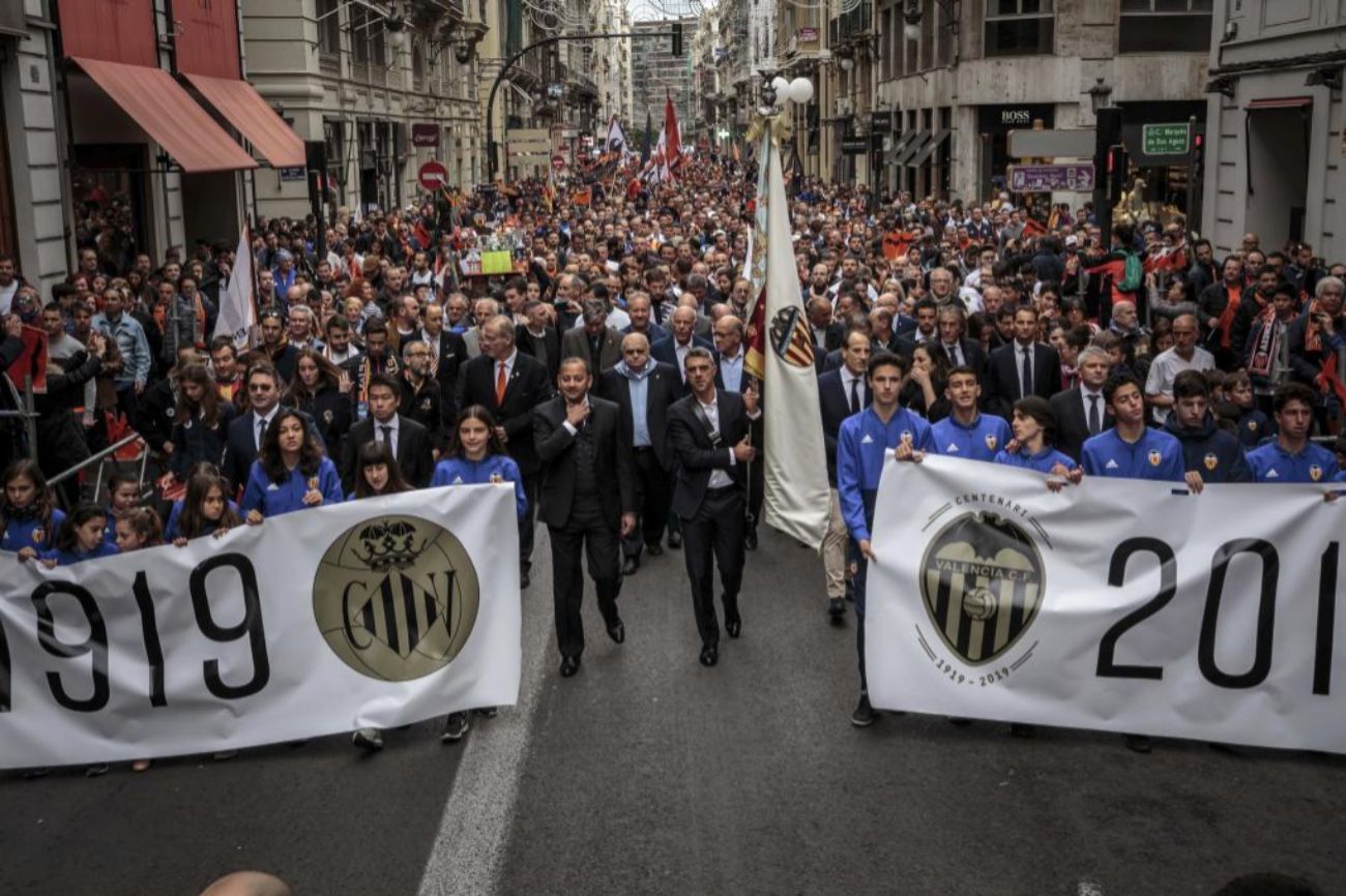 La marcha cvica del Valencia por la calle de la Paz, con la bandera...