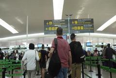 Pasajeros en el aeropuerto barcelons de El Prat.