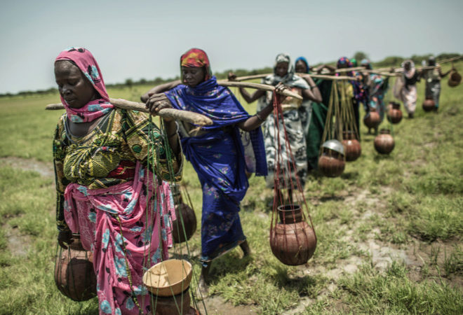 Mujeres de Chad durante su trayecto diario para buscar agua.