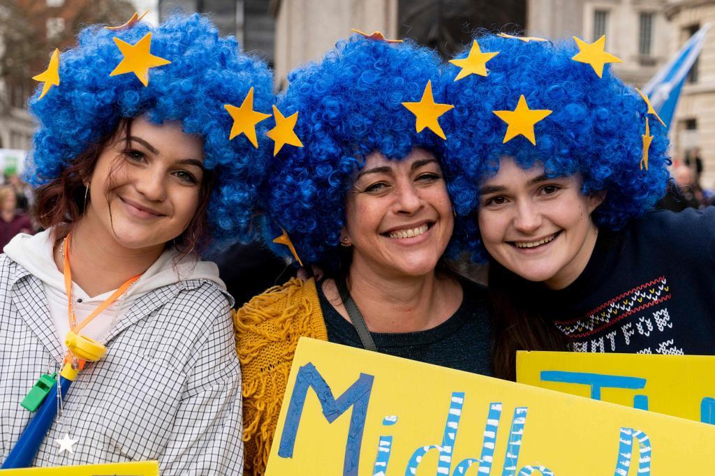 Manifestantes con pelucas con la bandera de la UE en la manifestacin...