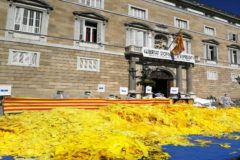 Brigadas  'quitalazos'  responden a Torra volcando kilos de cintas ante  la Generalitat