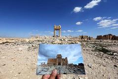 Una foto del templo de Bel (Palmira, Siria), frente a las ruinas del lugar, destruido por el IS en 2015.