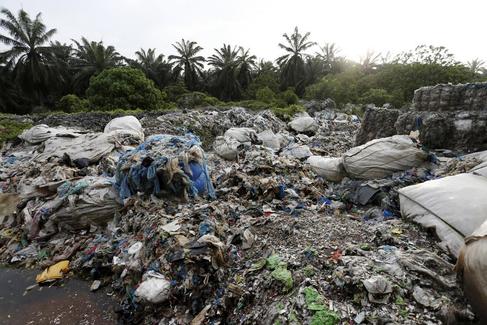 Montaas de basura se amontonan en un vertedero improvisado en Malasia.