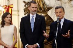 Los Reyes Felipe y Letizia, junto al presidente argentino, Mauricio Macri