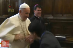 La brusquedad del Papa para evitar que le besen su anillo