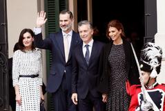 Los reyes Felipe VI y Letizia junto al presidente de Argentina, Mauricio Macri, y su esposa, Juliana Awada, a su llegada al Teatro Libertador General San Martn de Crboda (Argentina).