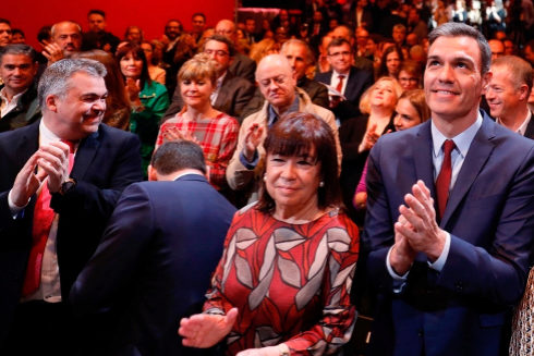 El presidente del Gobierno, Pedro Snchez, junto a la presidenta del...