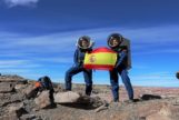 Natalia Larrea y Vernica Trivio posan con una bandera espaola en el desierto de Utah