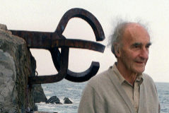 Eduardo Chillida delante de 'El peine de los vientos' en 1996.