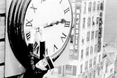 Harold Lloyd colgado de un reloj en la pelcula 'El hombre mosca '(1923).