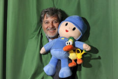 Jos Mara Castillejo con Pocoy, el mueco de color azul que desbanc a todas las series infantiles.