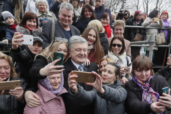 KIV01. Kiev (Ukraine).- Ukrainian President Petro Poroshenko poses for...