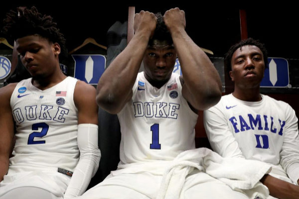 Zion Williamson y sus compaeros de Duke tras caer en los cuartos de final de la NCAA