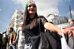 Una estudiante participa en una marcha contra el Gobierno en la capital, Argel.