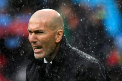 Zidane da instrucciones durante el Real Madrid - Eibar.