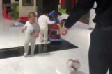 Cristiano Ronaldo juega con su hijo al baln, mientras su melliza se va a por el carrito de la limpieza.
