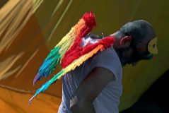 Un hombre participa en las marchas del Orgullo Gay en Lisboa, en junio.