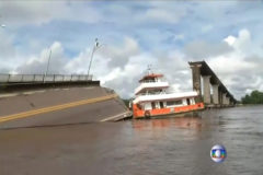 El choque de un bote derrumba un puente en Brasil