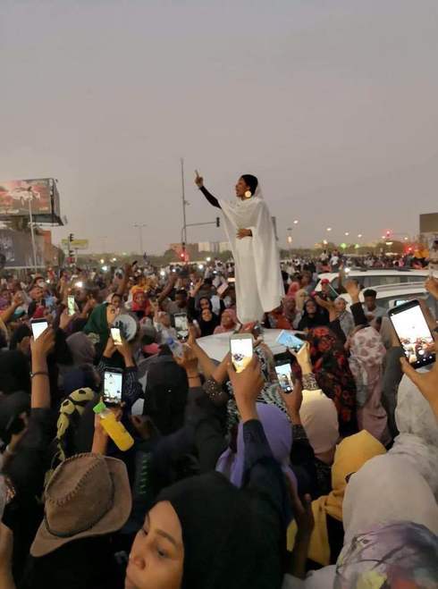 La 'reina nubia', icono de la revolución sudanesa | Internacional