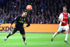 Cristiano cabecea para marcar el primer gol del partido.