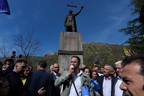Santiago Abascal, bajo la estatua de Don Pelayo en Covadonga
