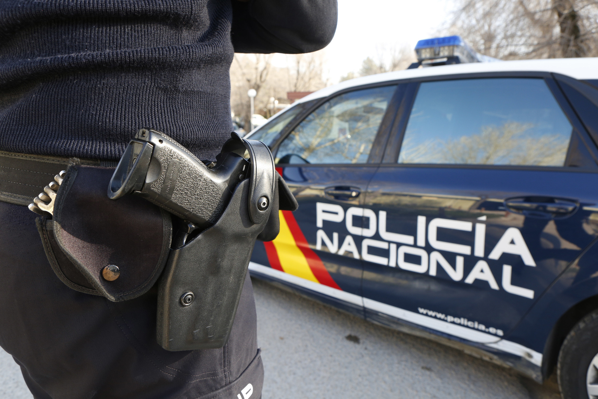 Un policía nacional en Madrid antes de una intervención.