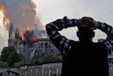 Un hombre se lleva las manos a la cabeza viendo arder la catedral de Pars.