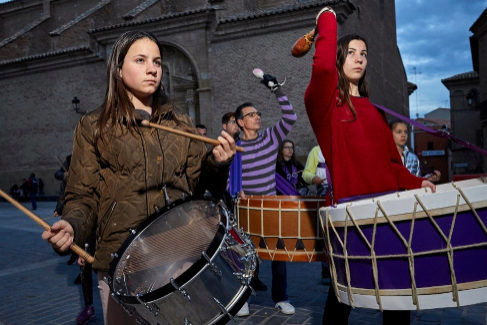 Miembros de la cofrada Jess Nazareno ensayan el toque de tambor para la Semana Santa, este martes, frente a la parroquia de Calanda (Teruel).