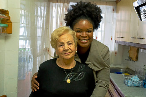Aurelia, de 84 aos, y Paula, de 31, en el piso que comparten