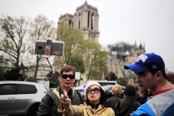 EPA9577. PARIS (FRANCIA).- Una <HIT>turista</HIT> se toma un selfi...