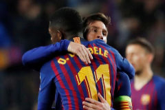 Dembl abraza a Messi, contra el United en el Camp Nou.