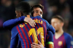 Dembl abraza a Messi, contra el United en el Camp Nou.